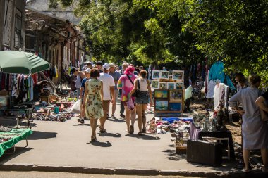 Odesa, Ukrayna, 10 Ağustos 2024 Starokonnyi bit pazarı Odesa 'daki en renkli yerlerden biridir. Bu eşsiz yerde nadir eşyalar, değersiz plastik eşyalar ve ikinci el eşyalar buluyoruz..