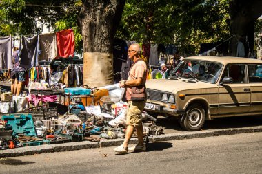 Odesa, Ukrayna, 10 Ağustos 2024 Starokonnyi bit pazarı Odesa 'daki en renkli yerlerden biridir. Bu eşsiz yerde nadir eşyalar, değersiz plastik eşyalar ve ikinci el eşyalar buluyoruz..