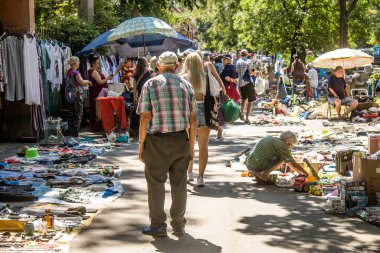 Odesa, Ukrayna, 10 Ağustos 2024 Starokonnyi bit pazarı Odesa 'daki en renkli yerlerden biridir. Bu eşsiz yerde nadir eşyalar, değersiz plastik eşyalar ve ikinci el eşyalar buluyoruz..