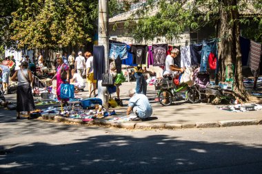 Odesa, Ukrayna, 10 Ağustos 2024 Starokonnyi bit pazarı Odesa 'daki en renkli yerlerden biridir. Bu eşsiz yerde nadir eşyalar, değersiz plastik eşyalar ve ikinci el eşyalar buluyoruz..