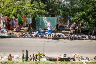 Odesa, Ukrayna, 10 Ağustos 2024 Starokonnyi bit pazarı Odesa 'daki en renkli yerlerden biridir. Bu eşsiz yerde nadir eşyalar, değersiz plastik eşyalar ve ikinci el eşyalar buluyoruz..