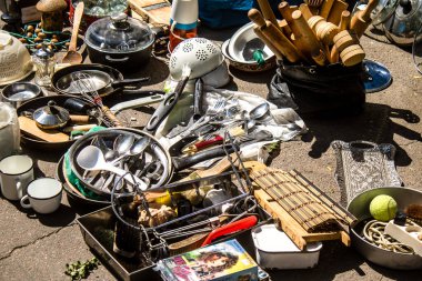 Odesa, Ukrayna, 10 Ağustos 2024 Starokonnyi bit pazarı Odesa 'daki en renkli yerlerden biridir. Bu eşsiz yerde nadir eşyalar, değersiz plastik eşyalar ve ikinci el eşyalar buluyoruz..