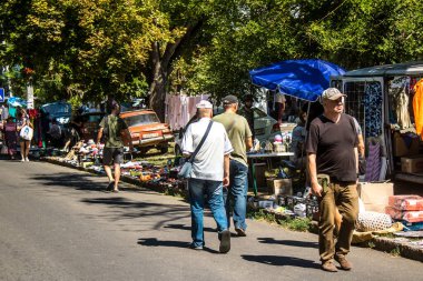 Odesa, Ukrayna, 10 Ağustos 2024 Starokonnyi bit pazarı Odesa 'daki en renkli yerlerden biridir. Bu eşsiz yerde nadir eşyalar, değersiz plastik eşyalar ve ikinci el eşyalar buluyoruz..