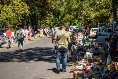 Odesa, Ukrayna, 10 Ağustos 2024 Starokonnyi bit pazarı Odesa 'daki en renkli yerlerden biridir. Bu eşsiz yerde nadir eşyalar, değersiz plastik eşyalar ve ikinci el eşyalar buluyoruz..