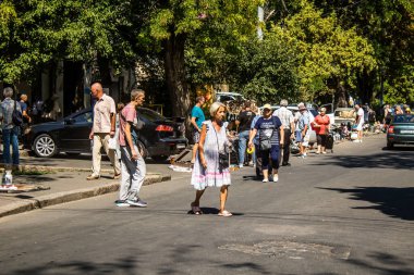Odesa, Ukrayna, 10 Ağustos 2024 Starokonnyi bit pazarı Odesa 'daki en renkli yerlerden biridir. Bu eşsiz yerde nadir eşyalar, değersiz plastik eşyalar ve ikinci el eşyalar buluyoruz..