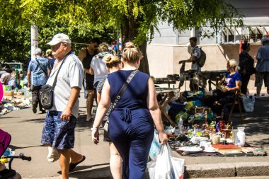 Odesa, Ukrayna, 10 Ağustos 2024 Starokonnyi bit pazarı Odesa 'daki en renkli yerlerden biridir. Bu eşsiz yerde nadir eşyalar, değersiz plastik eşyalar ve ikinci el eşyalar buluyoruz..