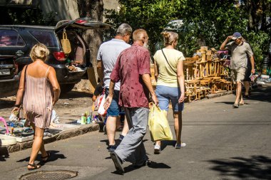 Odesa, Ukrayna, 10 Ağustos 2024 Starokonnyi bit pazarı Odesa 'daki en renkli yerlerden biridir. Bu eşsiz yerde nadir eşyalar, değersiz plastik eşyalar ve ikinci el eşyalar buluyoruz..