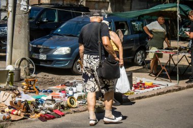 Odesa, Ukrayna, 10 Ağustos 2024 Starokonnyi bit pazarı Odesa 'daki en renkli yerlerden biridir. Bu eşsiz yerde nadir eşyalar, değersiz plastik eşyalar ve ikinci el eşyalar buluyoruz..