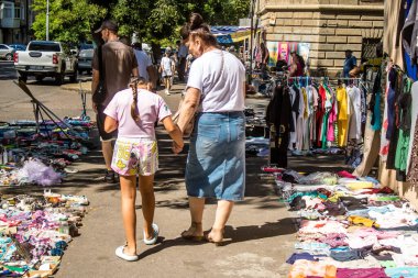 Odesa, Ukrayna, 10 Ağustos 2024 Starokonnyi bit pazarı Odesa 'daki en renkli yerlerden biridir. Bu eşsiz yerde nadir eşyalar, değersiz plastik eşyalar ve ikinci el eşyalar buluyoruz..