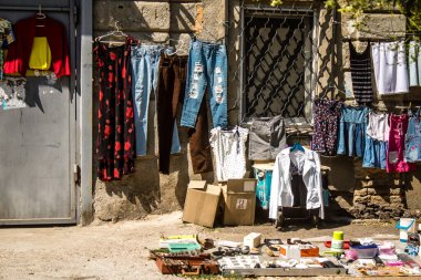 Odesa, Ukrayna, 10 Ağustos 2024 Starokonnyi bit pazarı Odesa 'daki en renkli yerlerden biridir. Bu eşsiz yerde nadir eşyalar, değersiz plastik eşyalar ve ikinci el eşyalar buluyoruz..