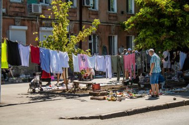 Odesa, Ukrayna, 10 Ağustos 2024 Starokonnyi bit pazarı Odesa 'daki en renkli yerlerden biridir. Bu eşsiz yerde nadir eşyalar, değersiz plastik eşyalar ve ikinci el eşyalar buluyoruz..