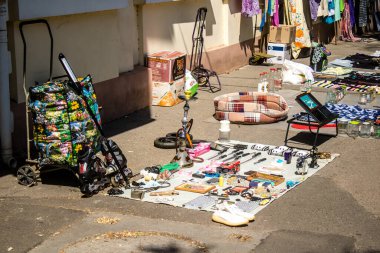 Odesa, Ukrayna, 10 Ağustos 2024 Starokonnyi bit pazarı Odesa 'daki en renkli yerlerden biridir. Bu eşsiz yerde nadir eşyalar, değersiz plastik eşyalar ve ikinci el eşyalar buluyoruz..
