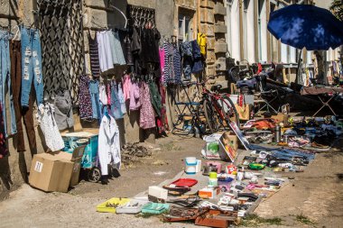 Odesa, Ukrayna, 10 Ağustos 2024 Starokonnyi bit pazarı Odesa 'daki en renkli yerlerden biridir. Bu eşsiz yerde nadir eşyalar, değersiz plastik eşyalar ve ikinci el eşyalar buluyoruz..
