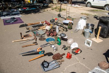 Odesa, Ukrayna, 10 Ağustos 2024 Starokonnyi bit pazarı Odesa 'daki en renkli yerlerden biridir. Bu eşsiz yerde nadir eşyalar, değersiz plastik eşyalar ve ikinci el eşyalar buluyoruz..