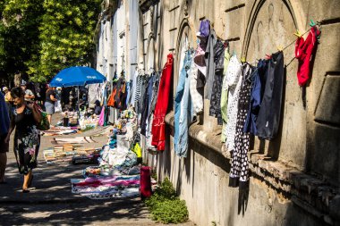 Odesa, Ukrayna, 10 Ağustos 2024 Starokonnyi bit pazarı Odesa 'daki en renkli yerlerden biridir. Bu eşsiz yerde nadir eşyalar, değersiz plastik eşyalar ve ikinci el eşyalar buluyoruz..