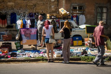 Odesa, Ukrayna, 10 Ağustos 2024 Starokonnyi bit pazarı Odesa 'daki en renkli yerlerden biridir. Bu eşsiz yerde nadir eşyalar, değersiz plastik eşyalar ve ikinci el eşyalar buluyoruz..