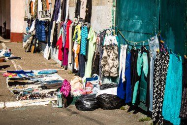 Odesa, Ukrayna, 10 Ağustos 2024 Starokonnyi bit pazarı Odesa 'daki en renkli yerlerden biridir. Bu eşsiz yerde nadir eşyalar, değersiz plastik eşyalar ve ikinci el eşyalar buluyoruz..