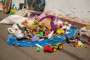 Odesa, Ukrayna, 10 Ağustos 2024 Starokonnyi bit pazarı Odesa 'daki en renkli yerlerden biridir. Bu eşsiz yerde nadir eşyalar, değersiz plastik eşyalar ve ikinci el eşyalar buluyoruz..