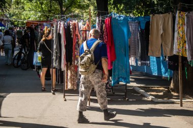 Odesa, Ukrayna, 10 Ağustos 2024 Starokonnyi bit pazarı Odesa 'daki en renkli yerlerden biridir. Bu eşsiz yerde nadir eşyalar, değersiz plastik eşyalar ve ikinci el eşyalar buluyoruz..