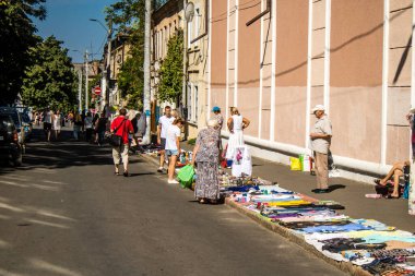 Odesa, Ukrayna, 10 Ağustos 2024 Starokonnyi bit pazarı Odesa 'daki en renkli yerlerden biridir. Bu eşsiz yerde nadir eşyalar, değersiz plastik eşyalar ve ikinci el eşyalar buluyoruz..