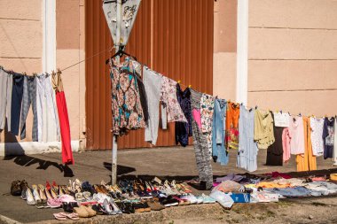 Odesa, Ukrayna, 10 Ağustos 2024 Starokonnyi bit pazarı Odesa 'daki en renkli yerlerden biridir. Bu eşsiz yerde nadir eşyalar, değersiz plastik eşyalar ve ikinci el eşyalar buluyoruz..