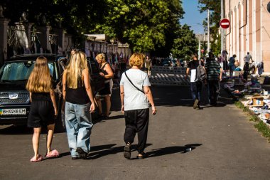Odesa, Ukrayna, 10 Ağustos 2024 Starokonnyi bit pazarı Odesa 'daki en renkli yerlerden biridir. Bu eşsiz yerde nadir eşyalar, değersiz plastik eşyalar ve ikinci el eşyalar buluyoruz..