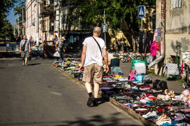 Odesa, Ukrayna, 10 Ağustos 2024 Starokonnyi bit pazarı Odesa 'daki en renkli yerlerden biridir. Bu eşsiz yerde nadir eşyalar, değersiz plastik eşyalar ve ikinci el eşyalar buluyoruz..