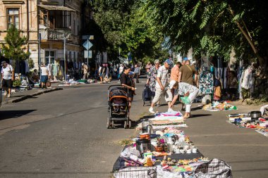 Odesa, Ukrayna, 10 Ağustos 2024 Starokonnyi bit pazarı Odesa 'daki en renkli yerlerden biridir. Bu eşsiz yerde nadir eşyalar, değersiz plastik eşyalar ve ikinci el eşyalar buluyoruz..