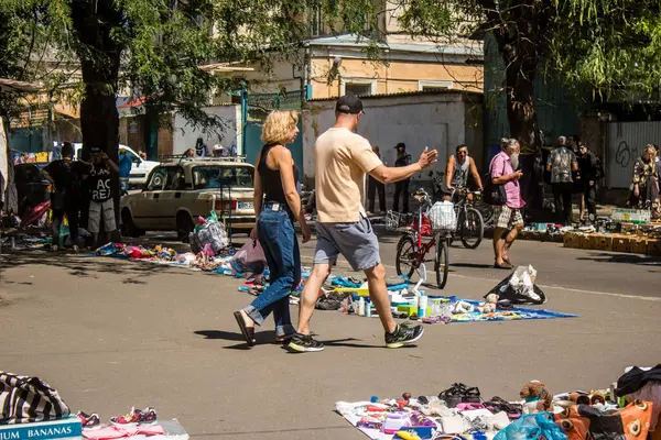 Odesa, Ukrayna, 10 Ağustos 2024 Starokonnyi bit pazarı Odesa 'daki en renkli yerlerden biridir. Bu eşsiz yerde nadir eşyalar, değersiz plastik eşyalar ve ikinci el eşyalar buluyoruz..