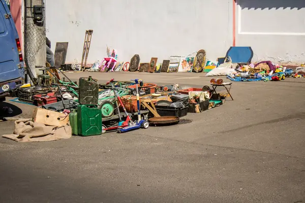 Odesa, Ukrayna, 10 Ağustos 2024 Starokonnyi bit pazarı Odesa 'daki en renkli yerlerden biridir. Bu eşsiz yerde nadir eşyalar, değersiz plastik eşyalar ve ikinci el eşyalar buluyoruz..