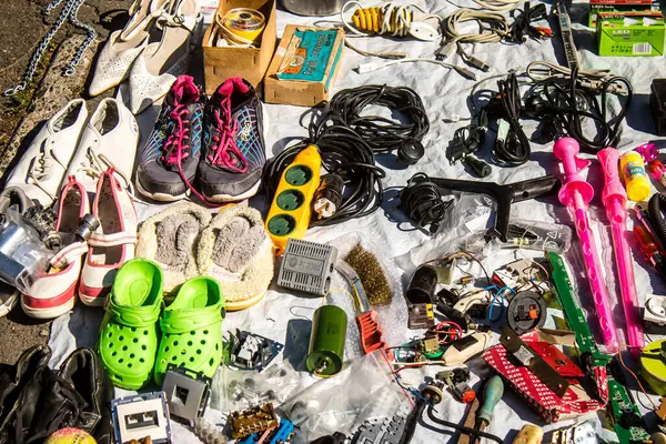 Odesa, Ukrayna, 10 Ağustos 2024 Starokonnyi bit pazarı Odesa 'daki en renkli yerlerden biridir. Bu eşsiz yerde nadir eşyalar, değersiz plastik eşyalar ve ikinci el eşyalar buluyoruz..