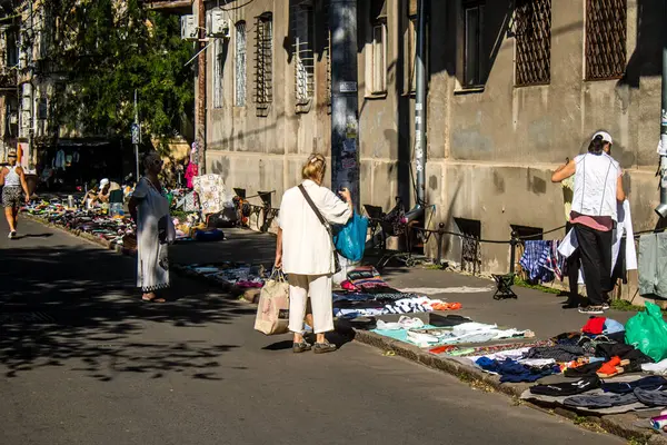 Odesa, Ukrayna, 10 Ağustos 2024 Starokonnyi bit pazarı Odesa 'daki en renkli yerlerden biridir. Bu eşsiz yerde nadir eşyalar, değersiz plastik eşyalar ve ikinci el eşyalar buluyoruz..