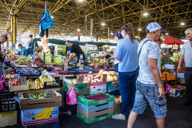 Odesa, Ukrayna, 11 Ağustos 2024 Pryvoz pazarı Odesa 'daki en büyük gıda pazarı ve dünyanın en büyük pazarlarından biridir. İnsanlar çabuk alışveriş yapıyor çünkü Odesa Ruslar tarafından saldırı altında.