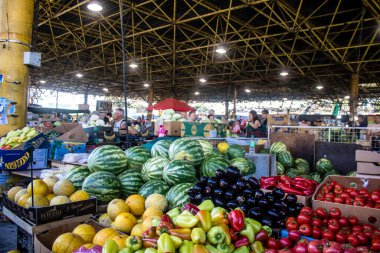 Odesa, Ukrayna, 11 Ağustos 2024 Pryvoz pazarı Odesa 'daki en büyük gıda pazarı ve dünyanın en büyük pazarlarından biridir. İnsanlar çabuk alışveriş yapıyor çünkü Odesa Ruslar tarafından saldırı altında.