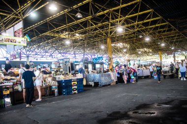 Odesa, Ukrayna, 11 Ağustos 2024 Pryvoz pazarı Odesa 'daki en büyük gıda pazarı ve dünyanın en büyük pazarlarından biridir. İnsanlar çabuk alışveriş yapıyor çünkü Odesa Ruslar tarafından saldırı altında.