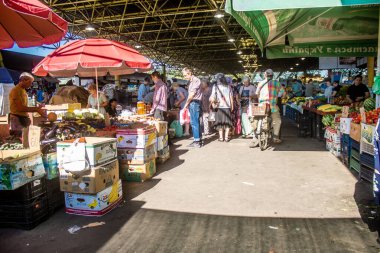 Odesa, Ukrayna, 11 Ağustos 2024 Pryvoz pazarı Odesa 'daki en büyük gıda pazarı ve dünyanın en büyük pazarlarından biridir. İnsanlar çabuk alışveriş yapıyor çünkü Odesa Ruslar tarafından saldırı altında.