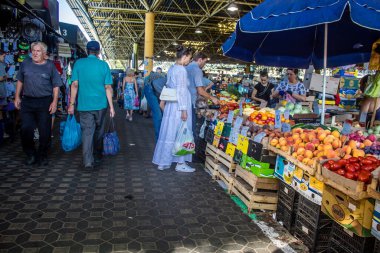 Odesa, Ukrayna, 11 Ağustos 2024 Pryvoz pazarı Odesa 'daki en büyük gıda pazarı ve dünyanın en büyük pazarlarından biridir. İnsanlar çabuk alışveriş yapıyor çünkü Odesa Ruslar tarafından saldırı altında.