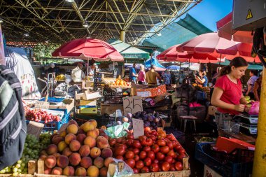 Odesa, Ukrayna, 11 Ağustos 2024 Pryvoz pazarı Odesa 'daki en büyük gıda pazarı ve dünyanın en büyük pazarlarından biridir. İnsanlar çabuk alışveriş yapıyor çünkü Odesa Ruslar tarafından saldırı altında.
