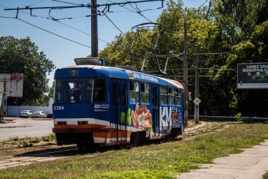 Odesa, Ukrayna, 13 Ağustos 2024 Odesa tramvayı şehir düzenli olarak bombalanırken, Odesa 'daki kamu hizmetleri her gün Rus füze ve sirenlerinin sesi altında..