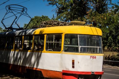 Odesa, Ukrayna, 13 Ağustos 2024 Odesa tramvayı şehir düzenli olarak bombalanırken, Odesa 'daki kamu hizmetleri her gün Rus füze ve sirenlerinin sesi altında..