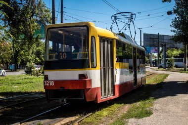 Odesa, Ukrayna, 13 Ağustos 2024 Odesa tramvayı şehir düzenli olarak bombalanırken, Odesa 'daki kamu hizmetleri her gün Rus füze ve sirenlerinin sesi altında..