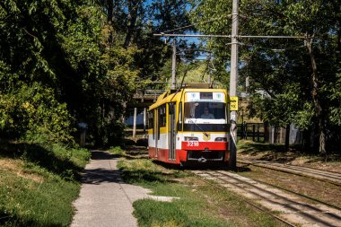 Odesa, Ukrayna, 13 Ağustos 2024 Odesa tramvayı şehir düzenli olarak bombalanırken, Odesa 'daki kamu hizmetleri her gün Rus füze ve sirenlerinin sesi altında..