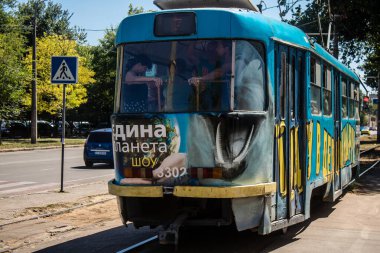 Odesa, Ukrayna, 13 Ağustos 2024 Odesa tramvayı şehir düzenli olarak bombalanırken, Odesa 'daki kamu hizmetleri her gün Rus füze ve sirenlerinin sesi altında..