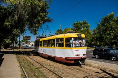 Odesa, Ukrayna, 13 Ağustos 2024 Odesa tramvayı şehir düzenli olarak bombalanırken, Odesa 'daki kamu hizmetleri her gün Rus füze ve sirenlerinin sesi altında..