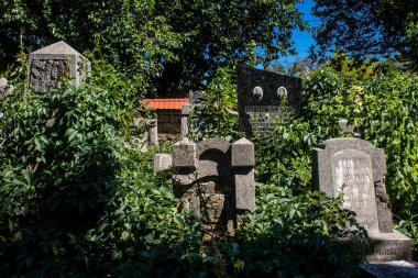 Odesa, Ukrayna, 13 Ağustos 2024 İkinci Hristiyan Mezarlığı. Bunlar geçen yüzyılın ünlü Odesa sakinlerinin ve figürlerinin mezarları. Bazı anıtlar gerçek sanat eserleridir..