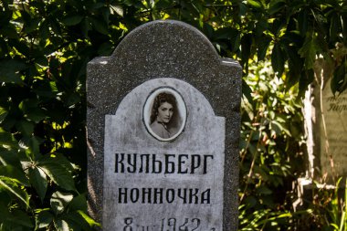 Odesa, Ukrayna, 13 Ağustos 2024 İkinci Hristiyan Mezarlığı. Bunlar geçen yüzyılın ünlü Odesa sakinlerinin ve figürlerinin mezarları. Bazı anıtlar gerçek sanat eserleridir..