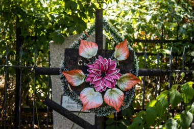 Odesa, Ukrayna, 13 Ağustos 2024 İkinci Hristiyan Mezarlığı. Bunlar geçen yüzyılın ünlü Odesa sakinlerinin ve figürlerinin mezarları. Bazı anıtlar gerçek sanat eserleridir..