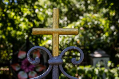 Odesa, Ukrayna, 13 Ağustos 2024 İkinci Hristiyan Mezarlığı. Bunlar geçen yüzyılın ünlü Odesa sakinlerinin ve figürlerinin mezarları. Bazı anıtlar gerçek sanat eserleridir..