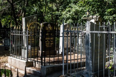 Odesa, Ukrayna, 13 Ağustos 2024 İkinci Hristiyan Mezarlığı. Bunlar geçen yüzyılın ünlü Odesa sakinlerinin ve figürlerinin mezarları. Bazı anıtlar gerçek sanat eserleridir..
