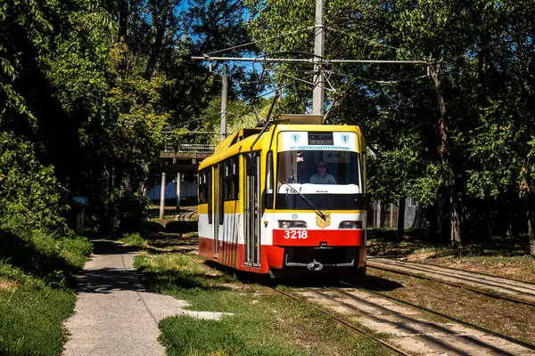 Odesa, Ukrayna, 13 Ağustos 2024 Odesa tramvayı şehir düzenli olarak bombalanırken, Odesa 'daki kamu hizmetleri her gün Rus füze ve sirenlerinin sesi altında..